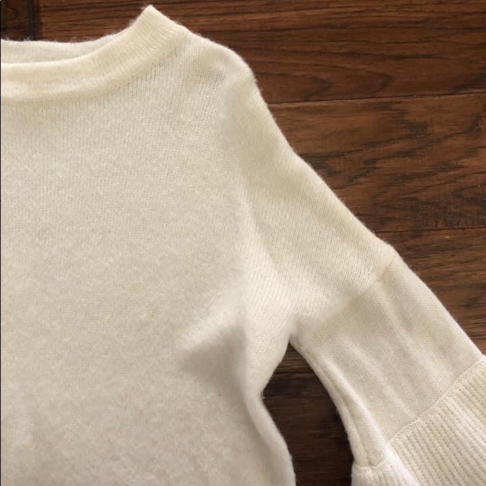 GORGEOUS WHITE SWEATER
